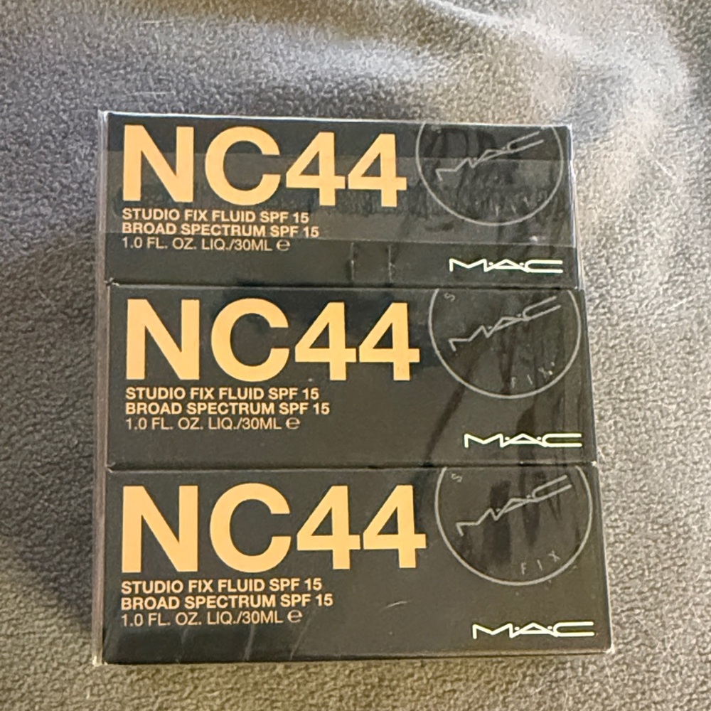 MAC Cosmetics Studio Fix Fluid SPF 15 - NC44